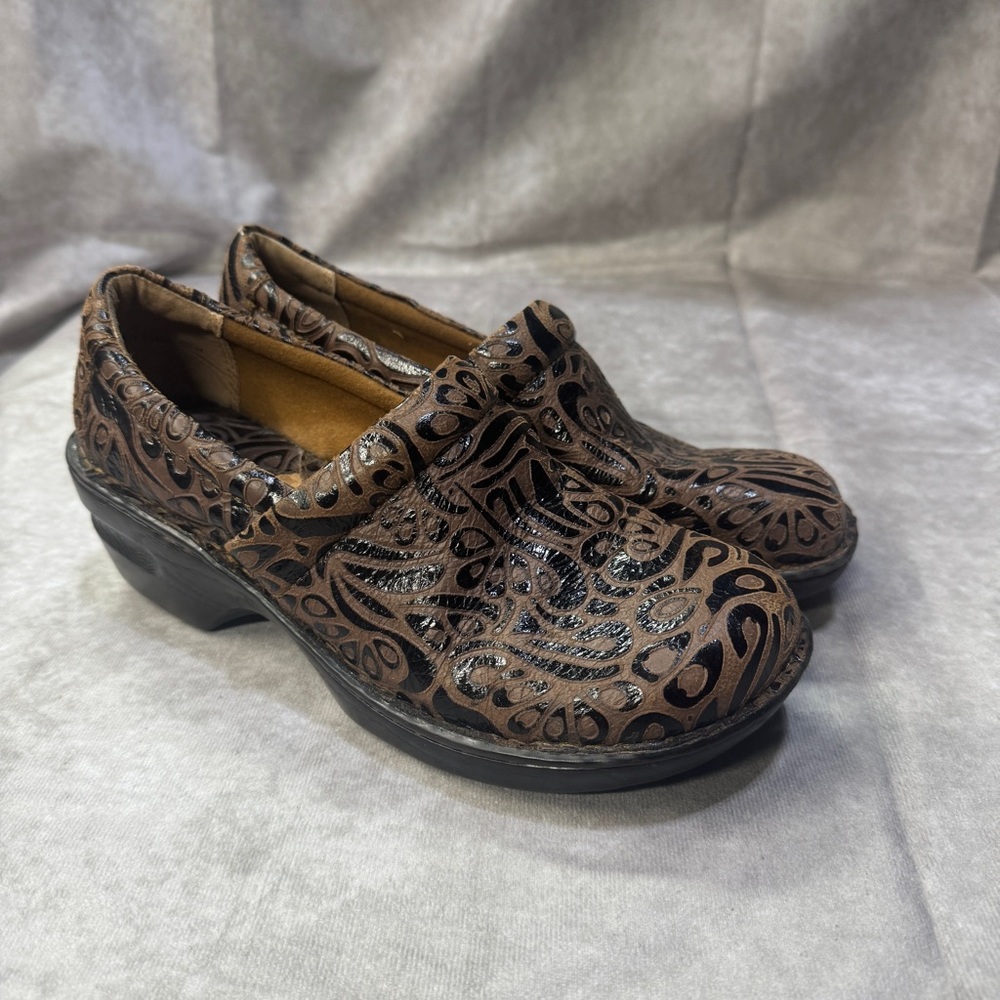 B.O.C. Born Concept Peggy Wedge Clogs in Brown Tooled Leather Size 8